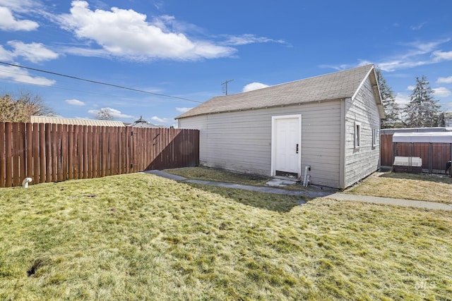 view of outdoor structure featuring an outdoor structure and a fenced backyard