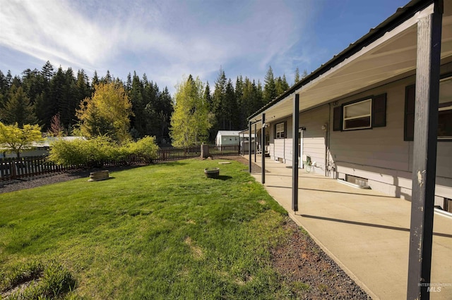 view of yard featuring a patio