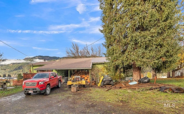 view of front of property featuring a mountain view