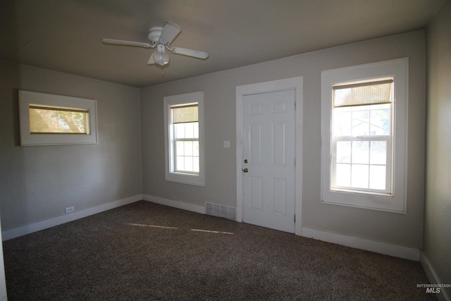 foyer with carpet and ceiling fan