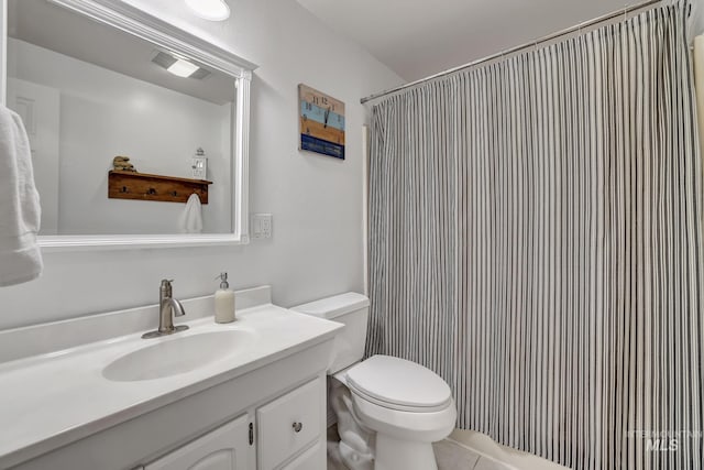 full bath featuring toilet, curtained shower, vanity, and visible vents