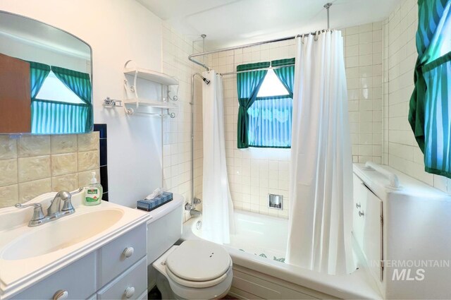 545 Madison St, Twin Falls, ID 83301 - bathroom featuring plenty of natural light, shower / bath combo with shower curtain, vanity, and toilet