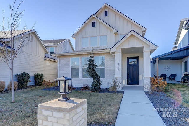 view of front of home with a front lawn