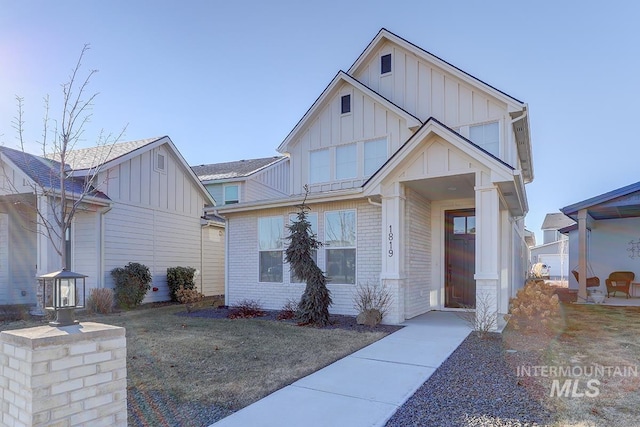 view of front of house featuring a front yard