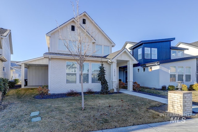 view of front of property featuring a front lawn