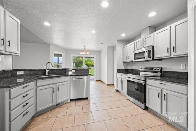 25022 Tumbleweed, Middleton, ID 83644 - kitchen featuring stainless steel appliances, a sink, a chandelier, a textured ceiling, and recessed lighting