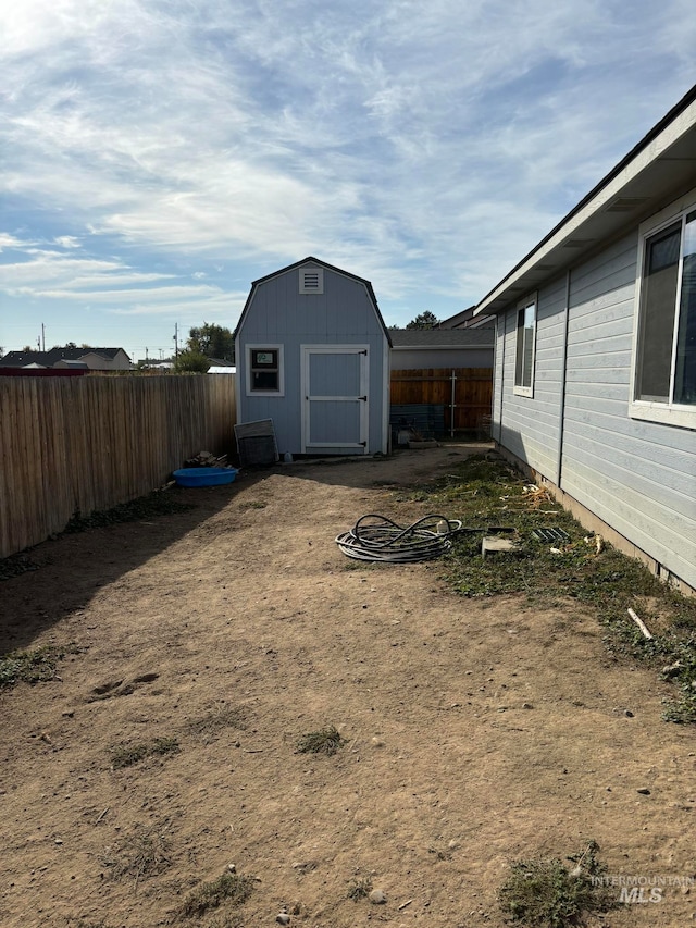 view of yard with a storage shed