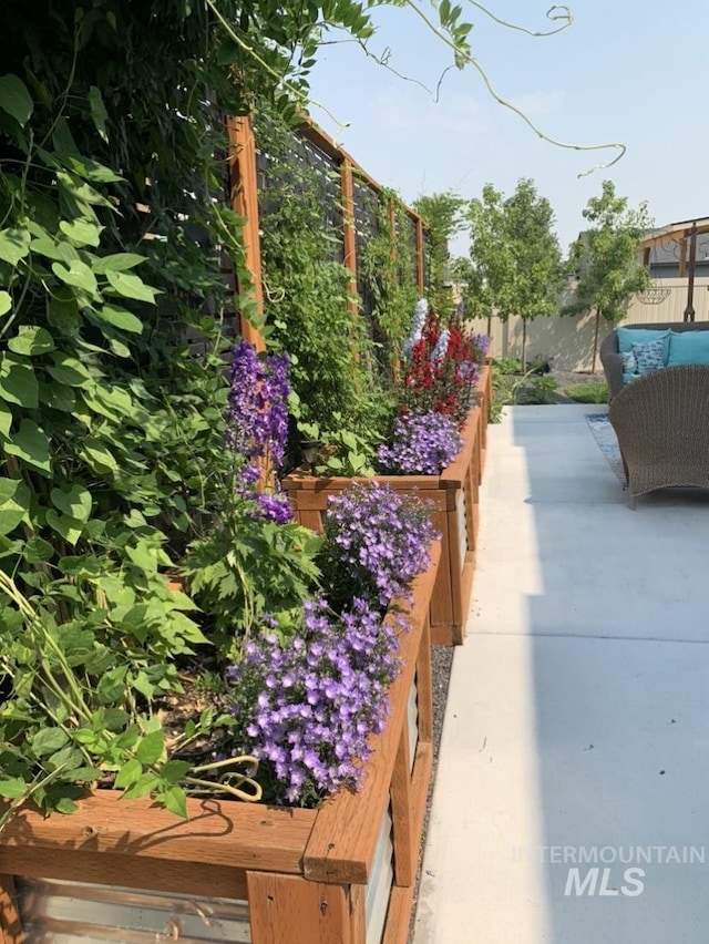 details featuring a fenced backyard