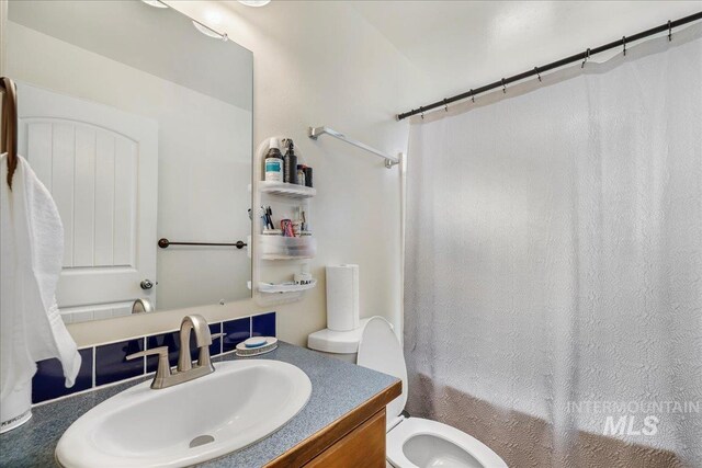 1128 W Wirsching Ave, Twin Falls, ID 83301 - bathroom featuring vanity and shower / bath combo with shower curtain