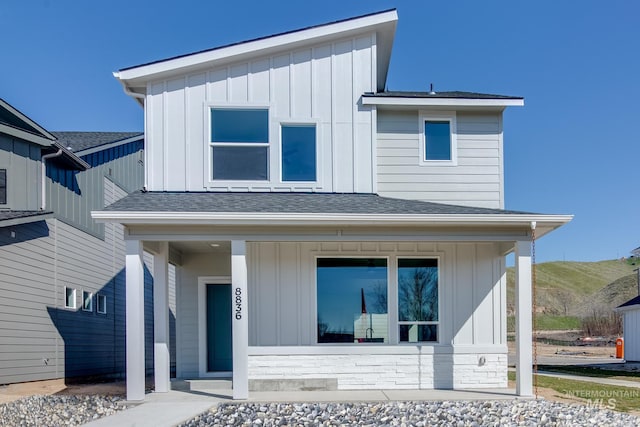 view of front of property featuring covered porch