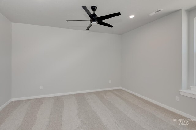 carpeted empty room featuring ceiling fan