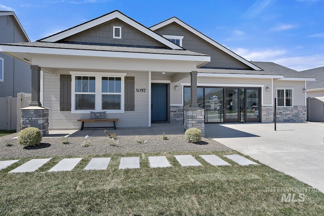 craftsman-style home featuring a porch and a front yard