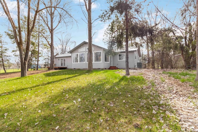 view of front of property featuring crawl space, cooling unit, and a front yard