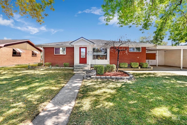 view of front of home featuring a front lawn and a carport