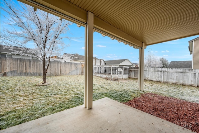 view of yard featuring a patio area