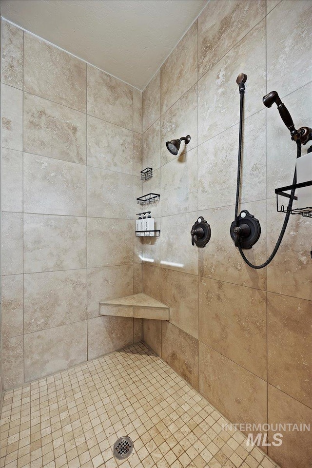 bathroom featuring a tile shower