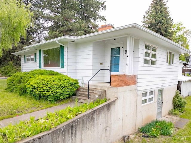 904 Lewis St, Moscow, ID 83843 - view of front of property with a chimney