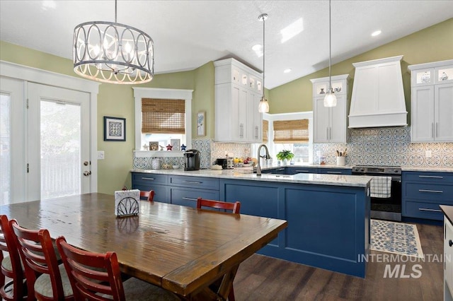 kitchen featuring a sink, electric range oven, custom range hood, blue cabinetry, and dark wood-type flooring