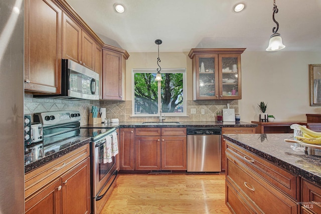 426 Carriage Ln, Twin Falls, ID 83301 - kitchen featuring appliances with stainless steel finishes, a sink, decorative light fixtures, recessed lighting, and brown cabinetry