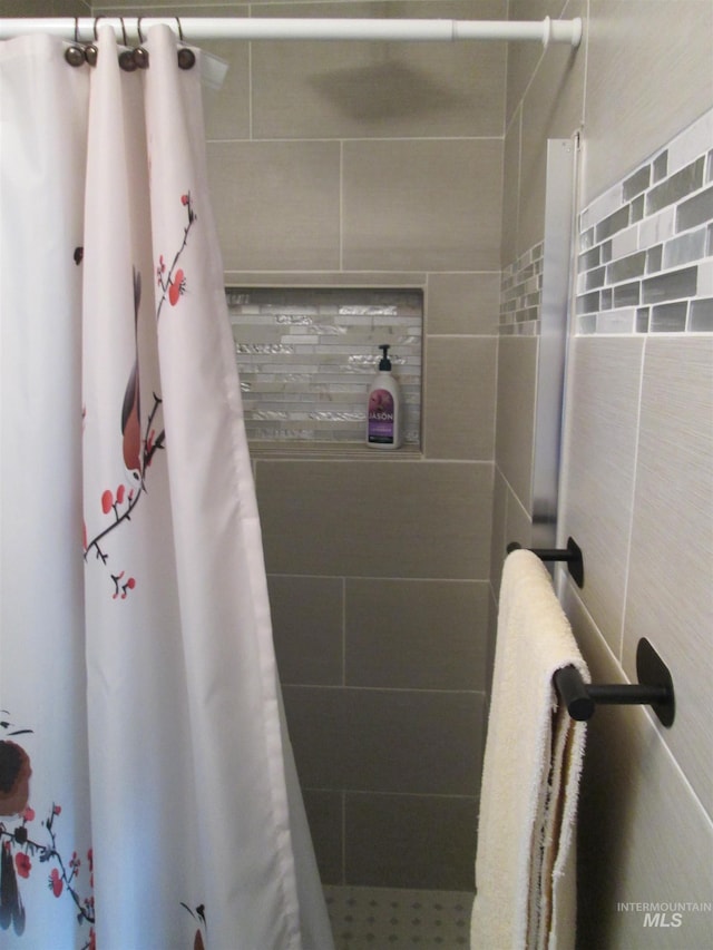 full bathroom featuring a stall shower