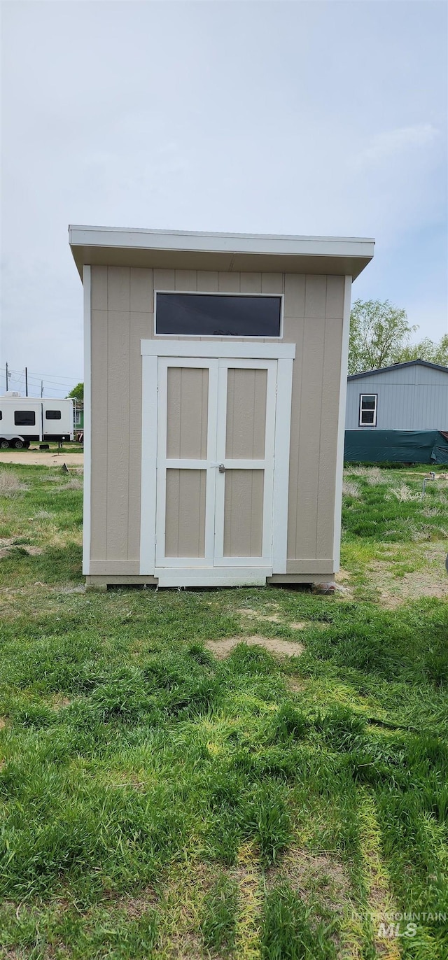 view of outdoor structure featuring a yard