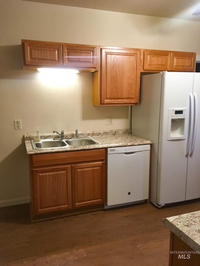 1603 11th Ave, Lewiston, ID 83501 - kitchen featuring white appliances, a sink, dark wood finished floors, light countertops, and brown cabinetry