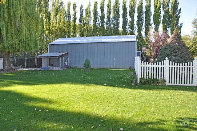 view of yard with an outdoor structure