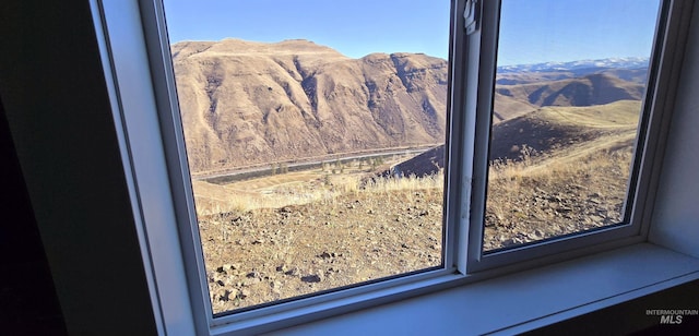 interior details featuring a mountain view