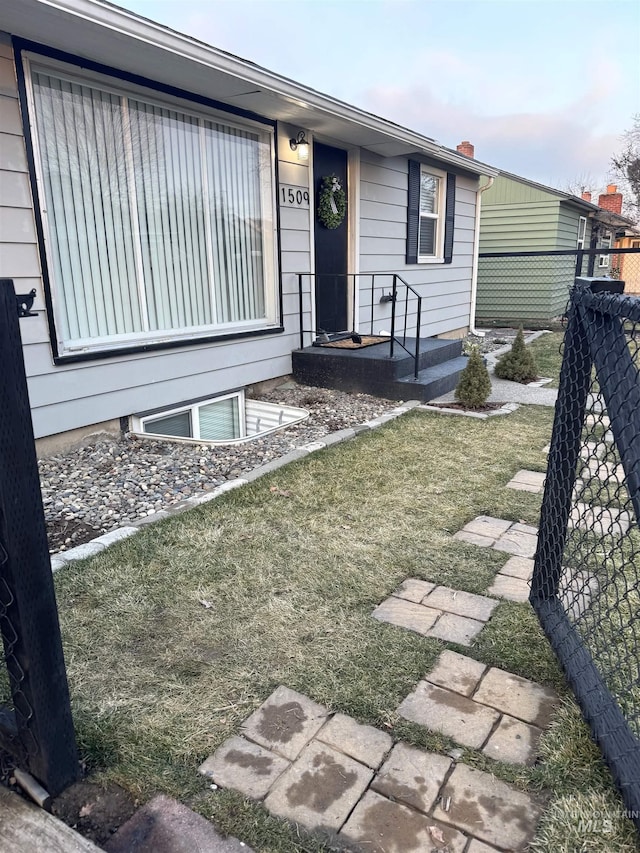 view of front facade with fence and a front lawn