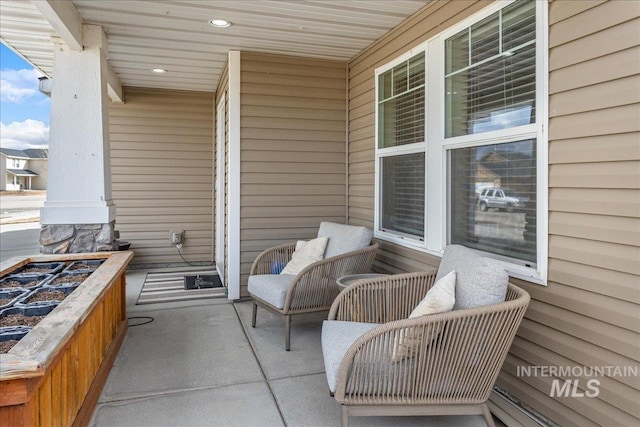 view of patio / terrace with covered porch