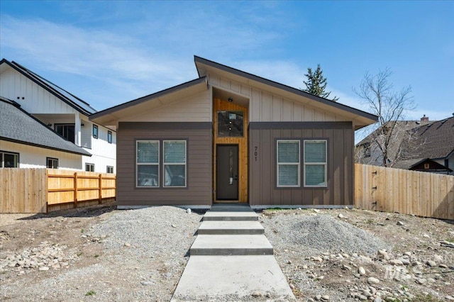 701 N 2nd Ave, Hailey, ID 83333 - contemporary home featuring fence