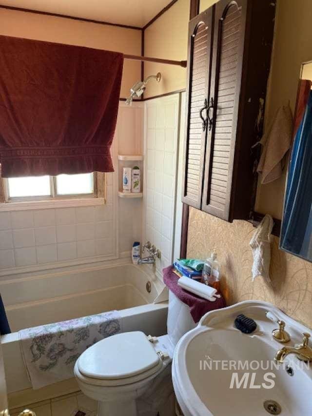 225 E Melrose St, Boise, ID 83706 - full bathroom with a sink, toilet, and shower / bathtub combination