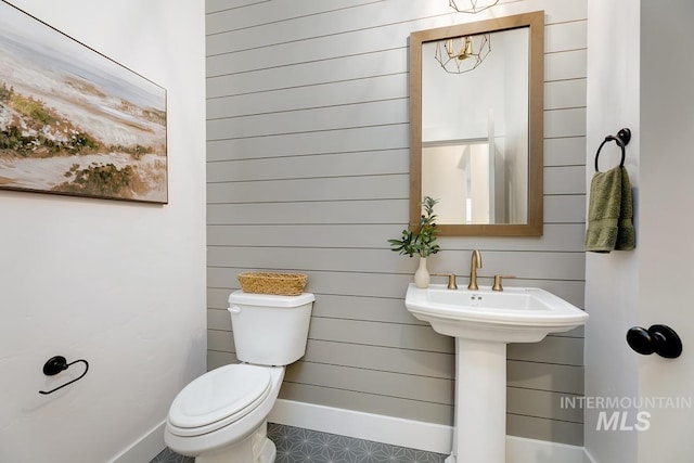 bathroom featuring toilet and sink