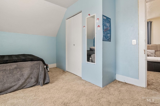 1406 Libby St, Clarkston, WA 99403 - bedroom with carpet floors, vaulted ceiling, a closet, and baseboards