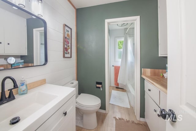 3509 8th St Unit C, Lewiston, ID 83501 - bathroom featuring vanity, toilet, wood finished floors, and a tub to relax in