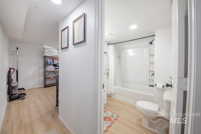 3509 8th St Unit C, Lewiston, ID 83501 - full bath with toilet, wood finished floors, and shower / tub combo with curtain