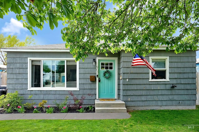 view of front of home featuring a front yard