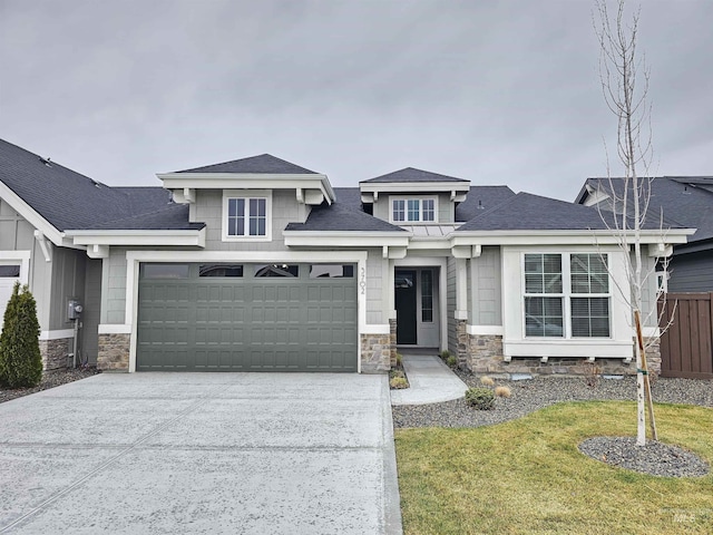 view of front of property featuring a front yard and a garage