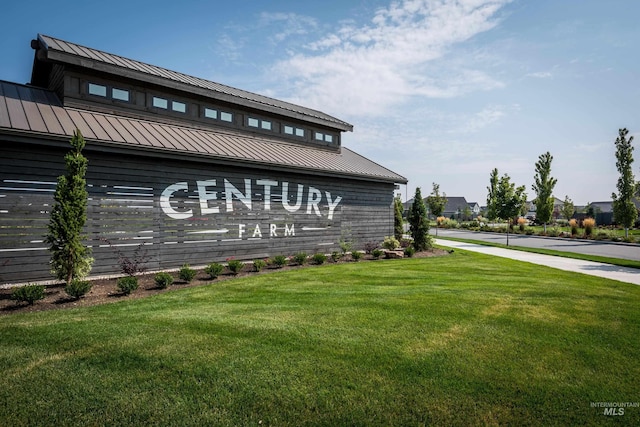 community sign with a lawn