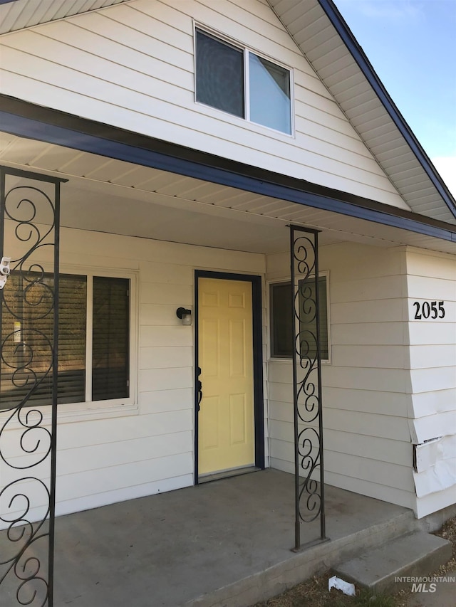 entrance to property featuring covered porch