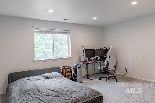 bedroom with baseboards, carpet flooring, visible vents, and recessed lighting