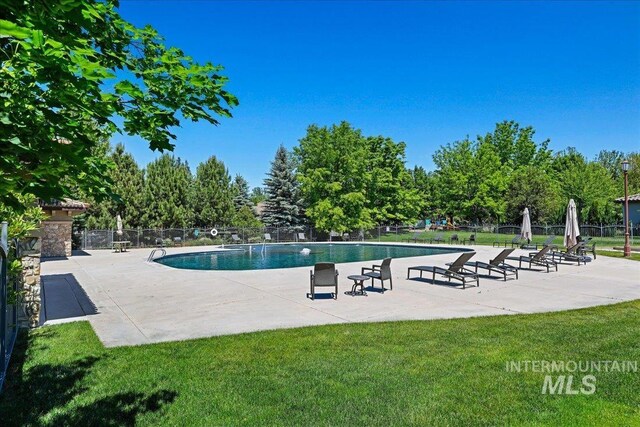 1480 N Colline Bello, Eagle, ID 83616 - community pool with a patio and view of wooded area