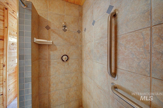 bathroom featuring tiled shower