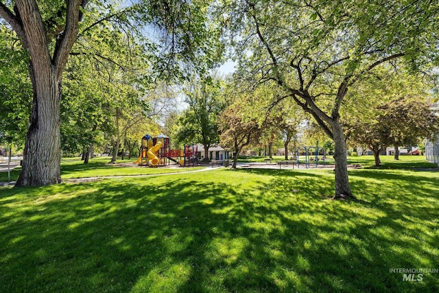 1806 N 28th St, Boise, ID 83703 - view of community with a lawn