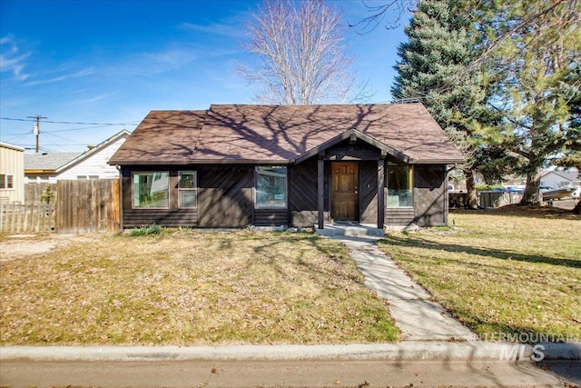 view of front of property featuring a front yard and fence