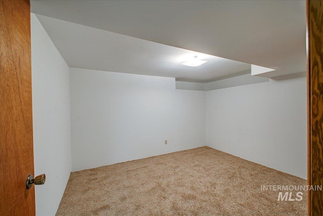 unfurnished room featuring carpet