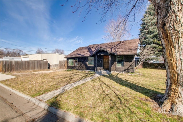 view of front facade with a front yard and fence