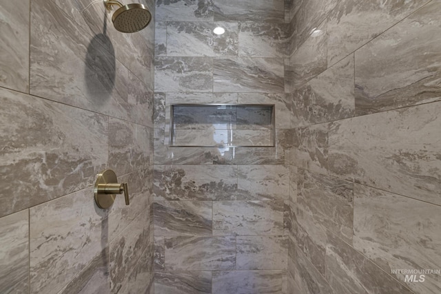 details featuring tiled shower