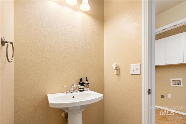 bathroom featuring a sink