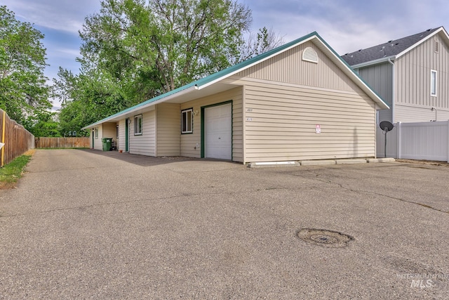 426 S Utah, Fruitland, ID 83619 - view of front of property featuring fence and an attached garage